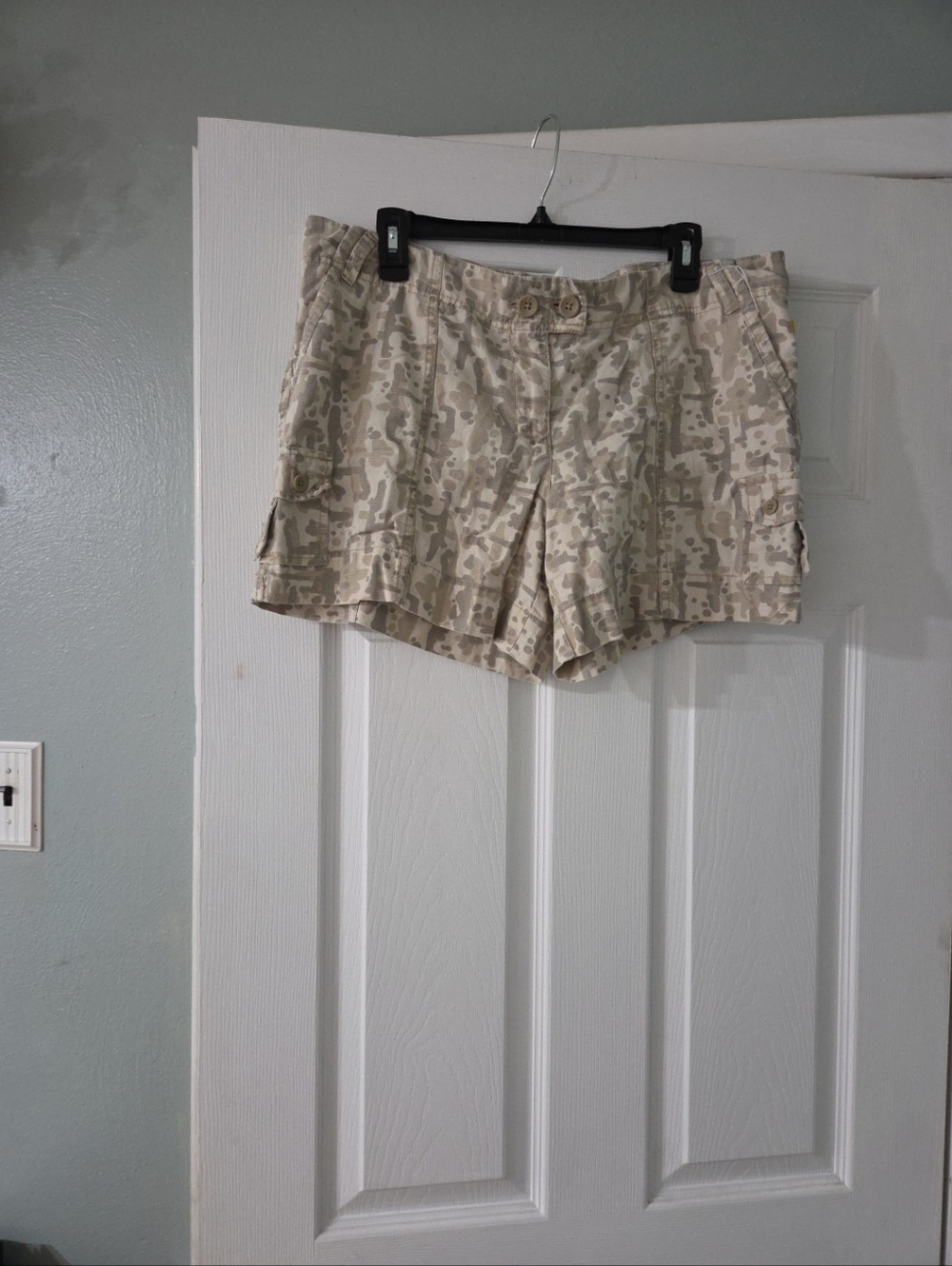 Route 66  Womens Camo Cargo shorts. 13/14.
